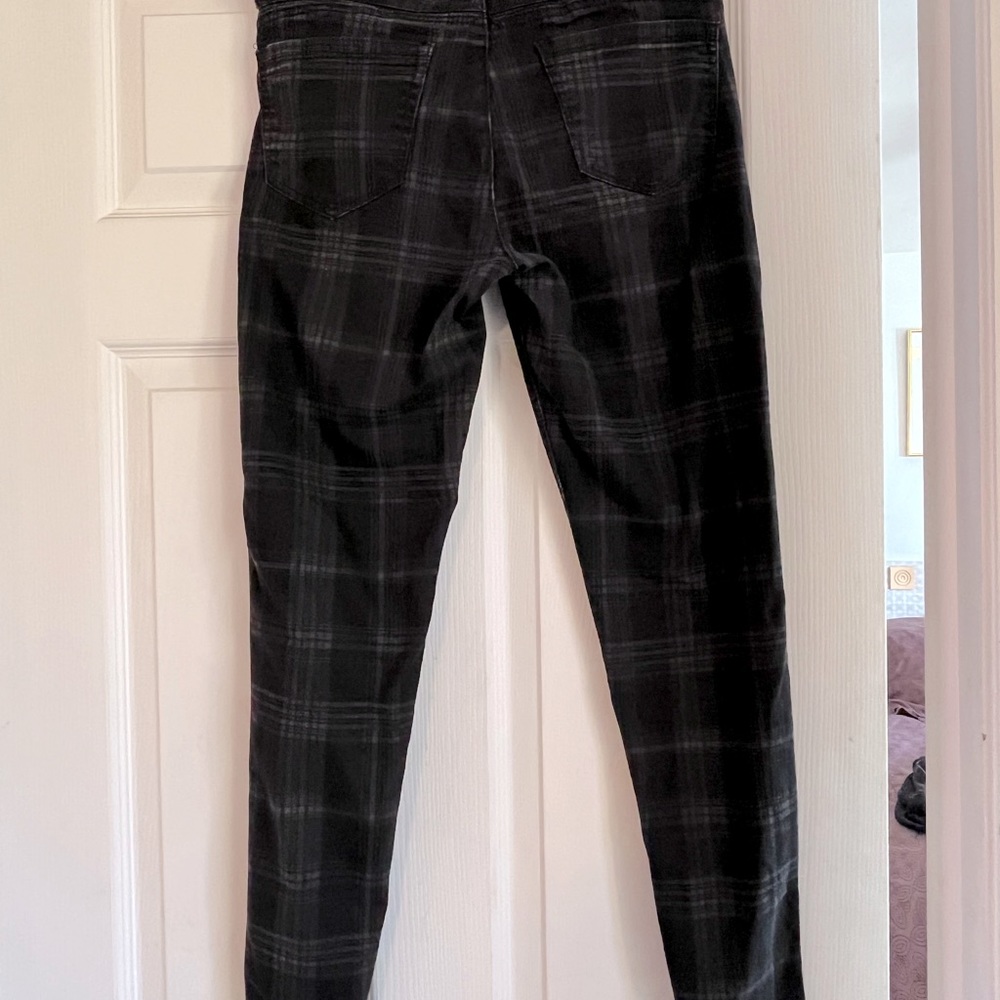 Gently used-Size 6 plaid denim cropped pant